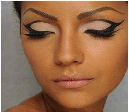 Fake Eyelashes, a must-have in every party